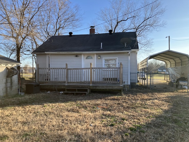 view of front of home with a carport and a front yard