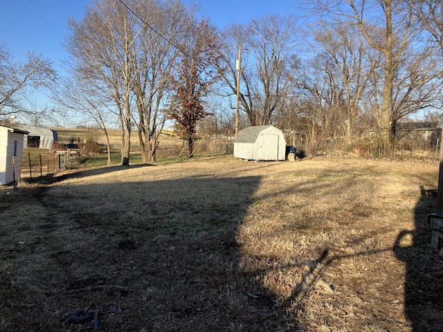 view of yard featuring a storage shed