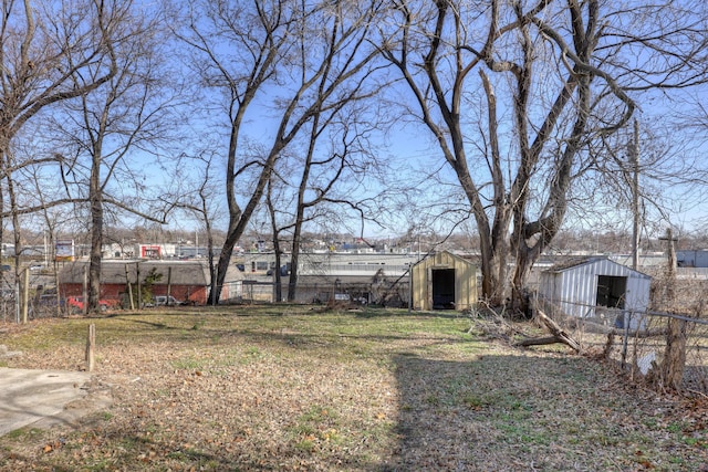 view of yard featuring a storage unit