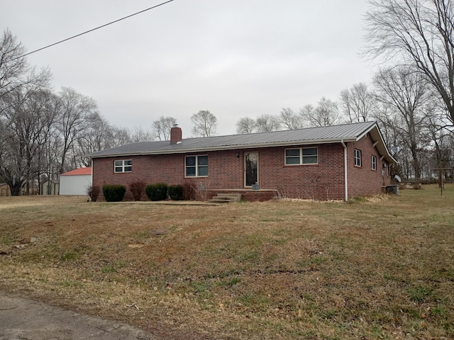 single story home featuring a front yard