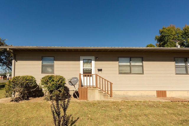 manufactured / mobile home with a front yard