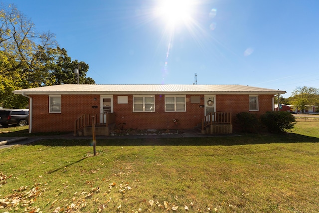 single story home with a front lawn