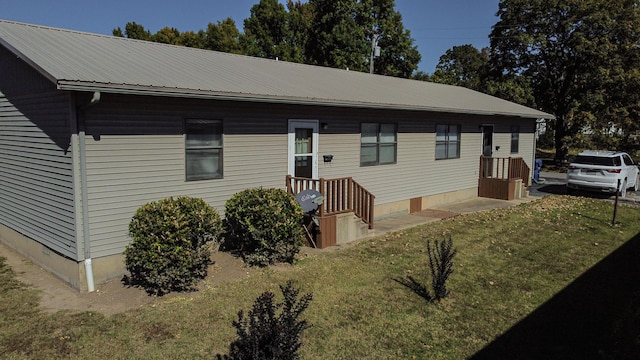 view of front of house with a front lawn