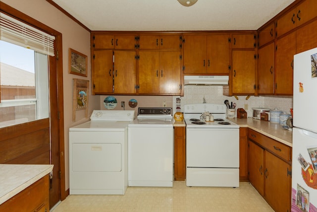 washroom featuring washing machine and clothes dryer