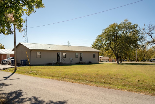 view of front of house with a front lawn