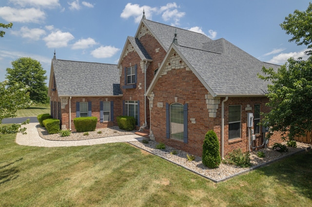 view of front facade featuring a front lawn