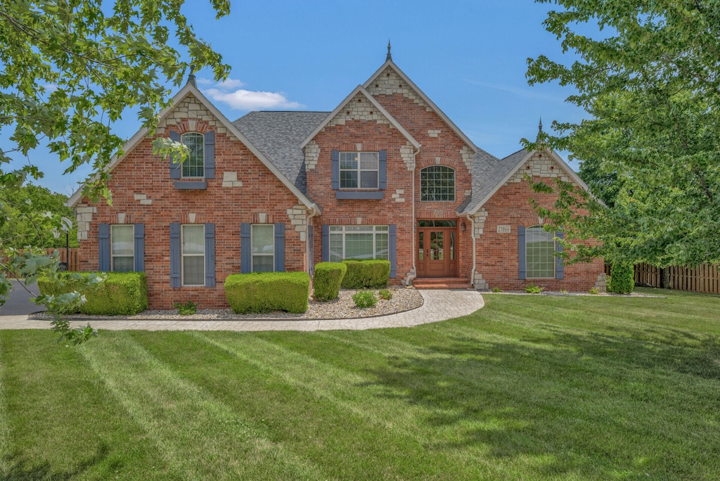 view of front of property with a front yard