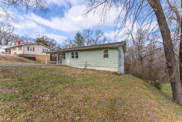 view of front of property featuring a front yard