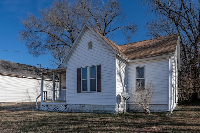 exterior space with a porch and a front yard