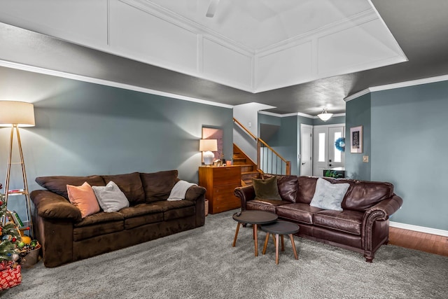 living room with carpet and crown molding