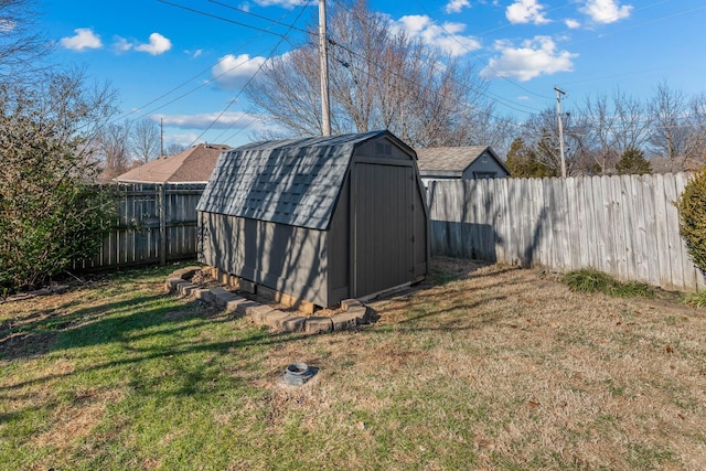 view of yard featuring a storage shed