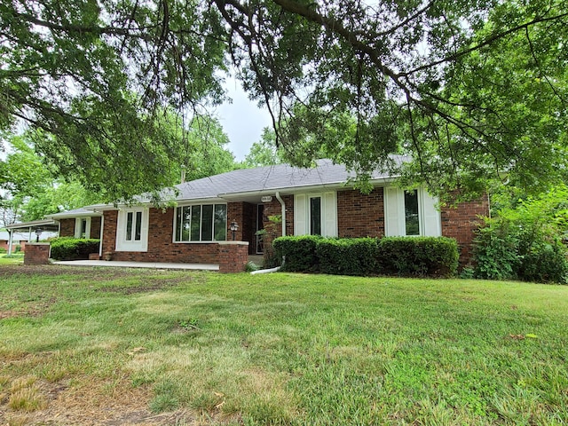 ranch-style home with a front yard