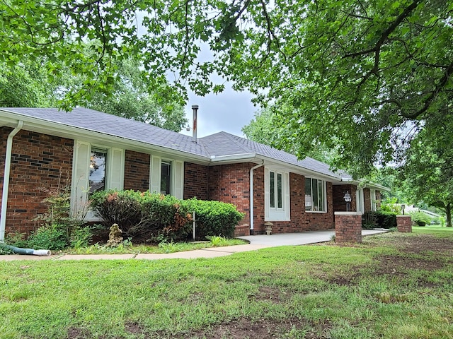 single story home featuring a front yard