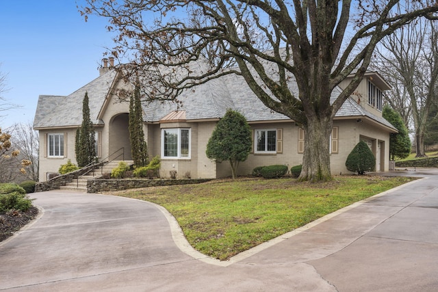 view of front facade featuring a front yard and a garage