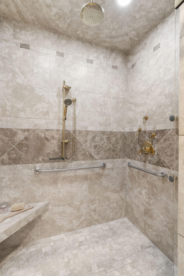 bathroom featuring a tile shower