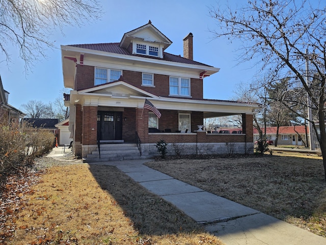 view of front of home featuring a front lawn