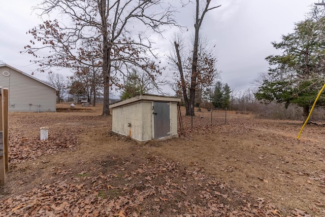 view of yard featuring a shed