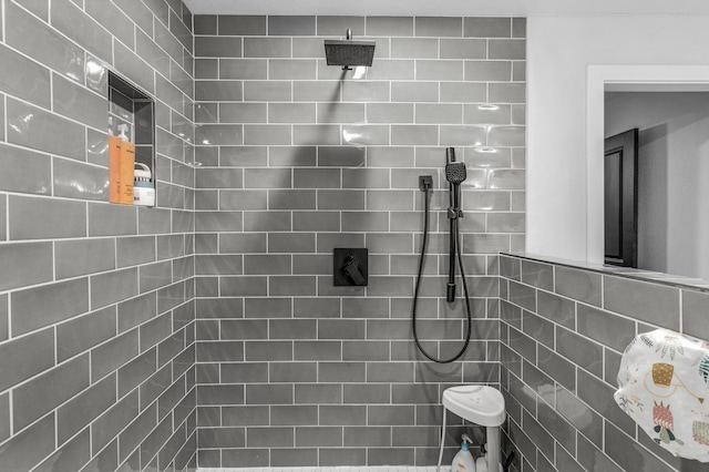 bathroom featuring a tile shower