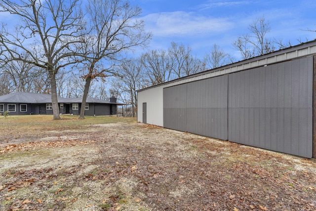 view of yard featuring an outbuilding