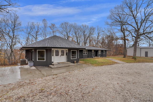 1369 E 398th Rd, Bolivar, MO 65613 - view of front facade with board and batten siding, roof with shingles, and a front yard