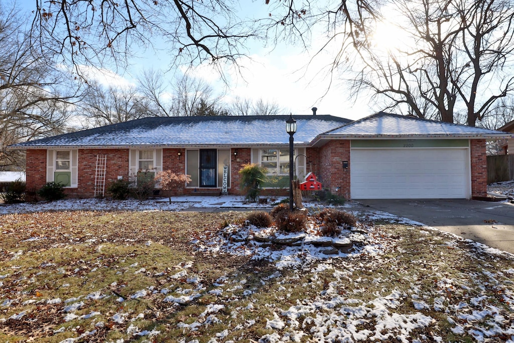 single story home featuring a garage