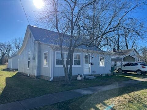 bungalow featuring a front lawn