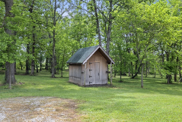 view of outbuilding featuring a yard