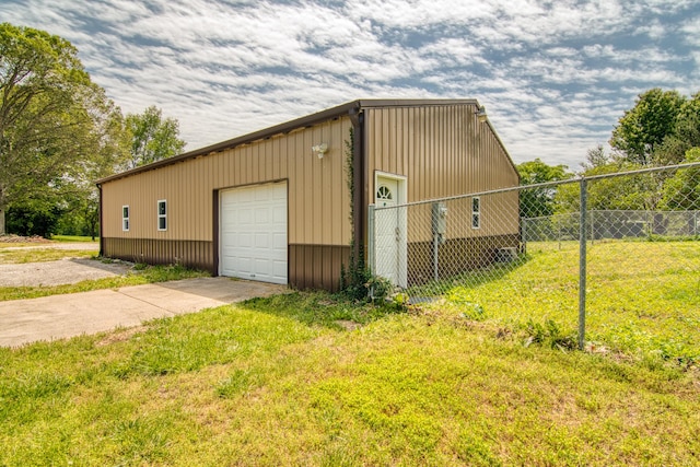 1012 W Monarch Dr, Nixa, MO 65714 - view of outdoor structure with driveway