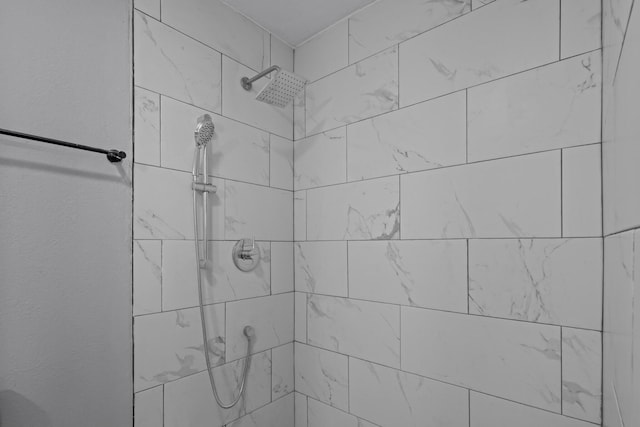 bathroom featuring a tile shower