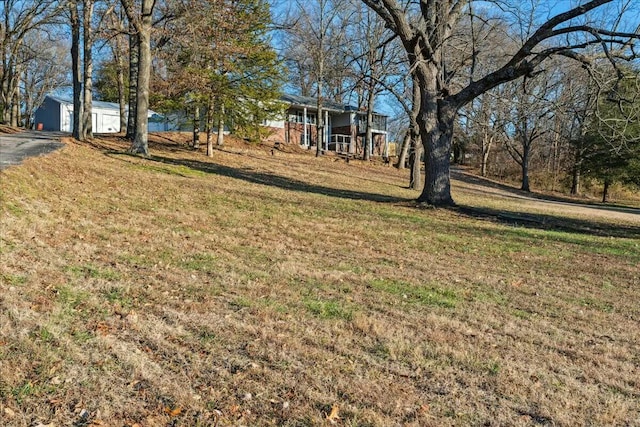 view of yard featuring a garage and an outdoor structure