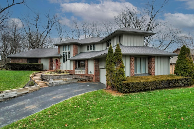 view of front of property featuring a front yard and a garage