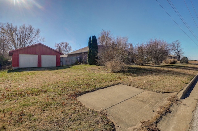 view of yard featuring a garage and an outdoor structure