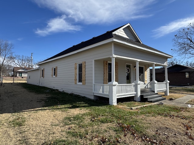 view of front of house with covered porch and a front yard