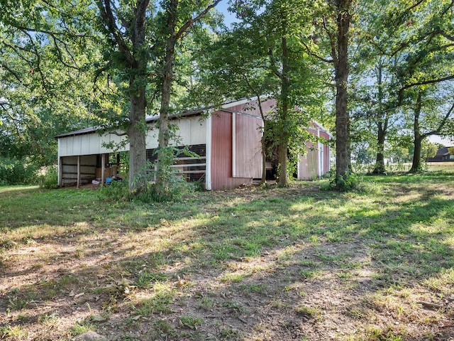 view of yard featuring an outbuilding