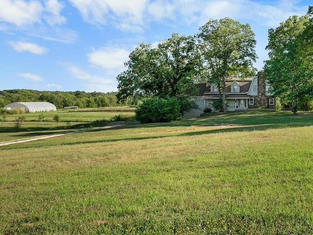 view of yard featuring a rural view