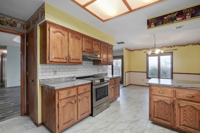 kitchen featuring electric stove, hanging light fixtures, a textured ceiling, tasteful backsplash, and a chandelier