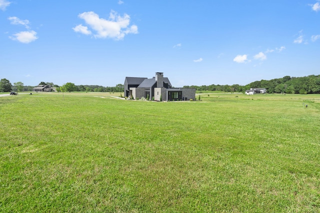 view of yard featuring a rural view