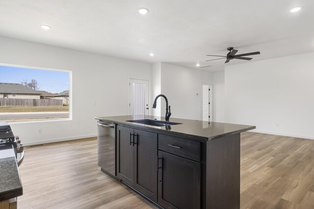 kitchen with sink, a center island with sink, light hardwood / wood-style flooring, dishwasher, and ceiling fan