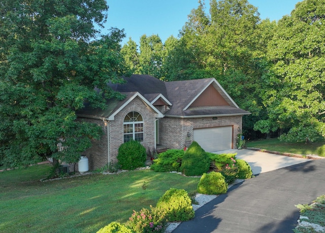 view of front facade featuring a front yard and a garage