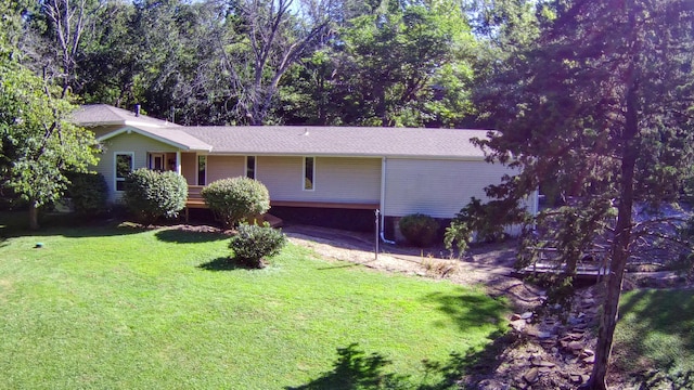 view of front of property featuring a front yard