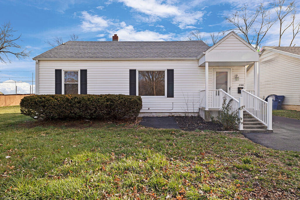 view of front of property with a front yard