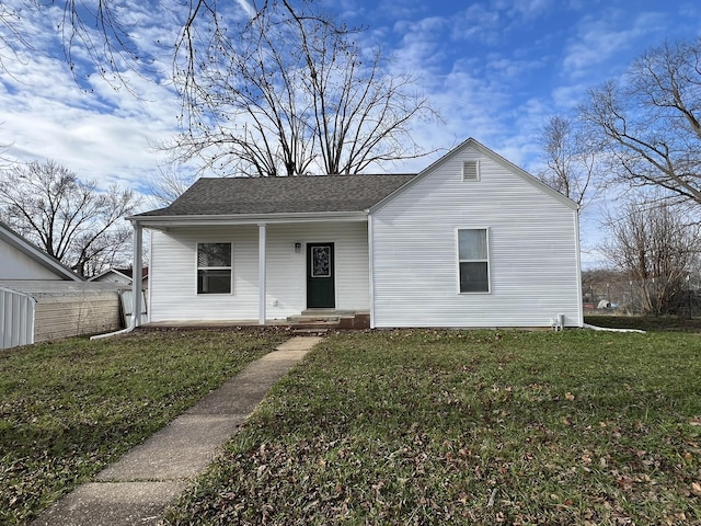 view of front of property featuring a front lawn