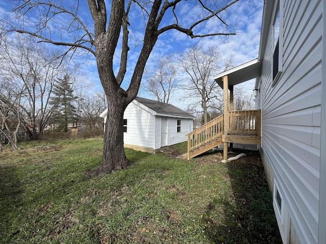 view of yard with an outdoor structure