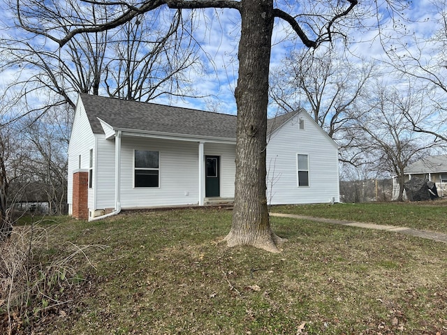 view of front of house featuring a front lawn