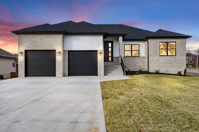 view of front of house featuring a yard and a garage