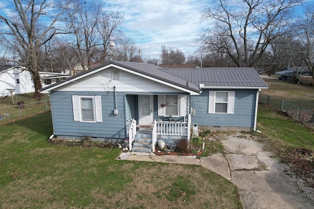 view of front of property featuring a front yard and a porch