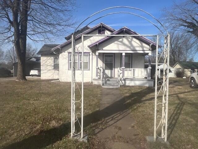 view of front facade featuring a front yard and a porch