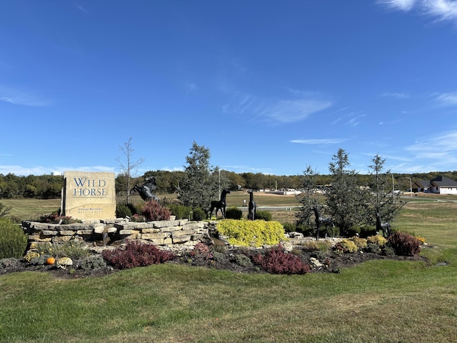 community / neighborhood sign featuring a lawn