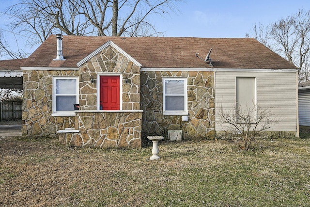 view of front facade featuring a front yard