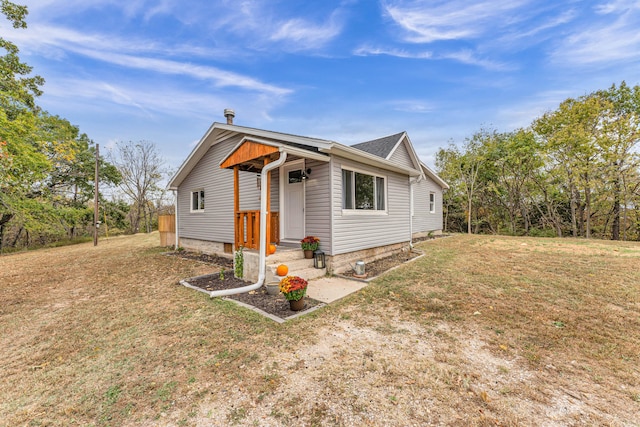 view of front of property featuring a front yard